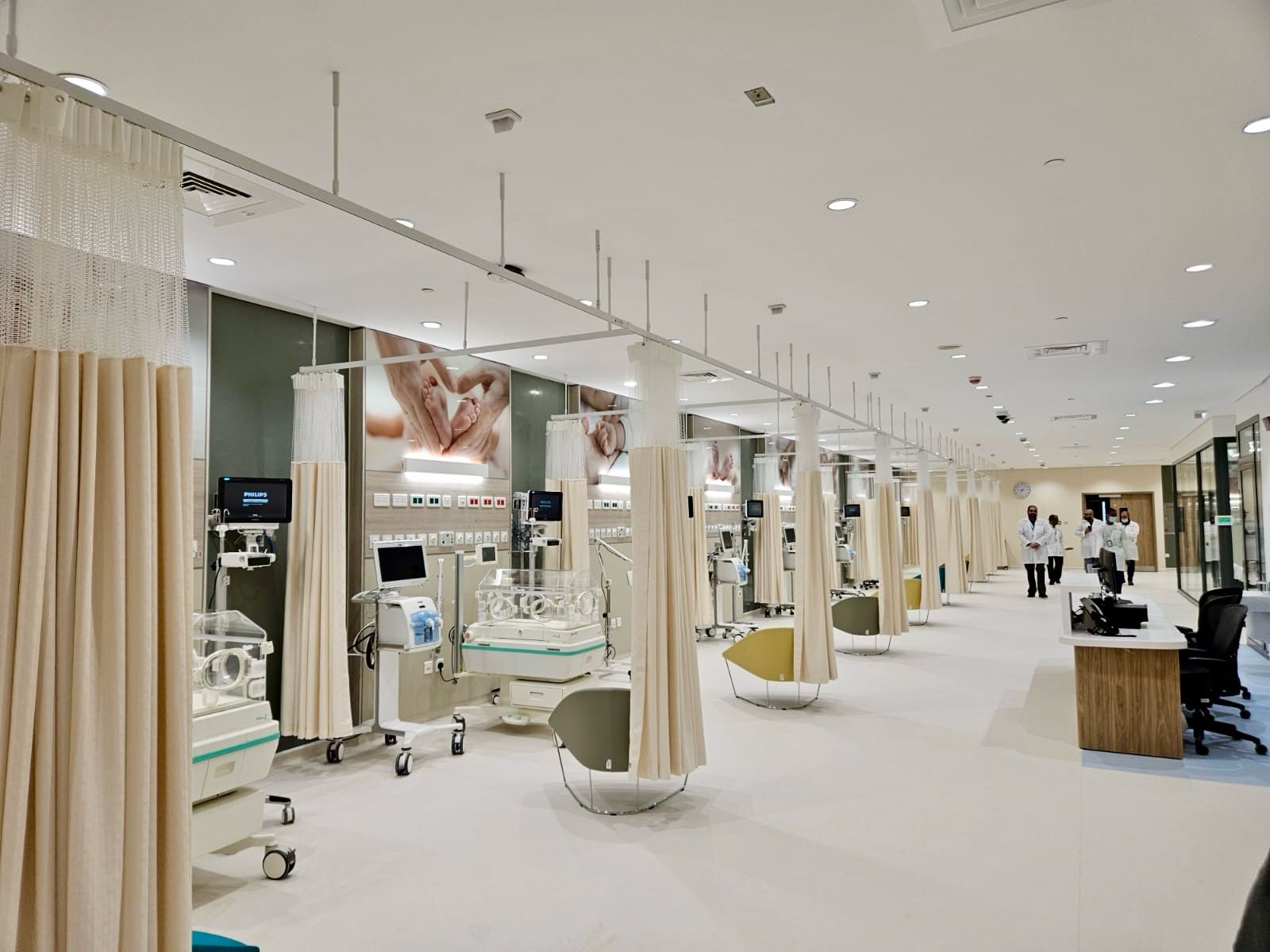 Modern hospital ward with patient rooms and staff areas at Bin Faqeeh Hospitals, designed by Atelier 21 KSA, top interior designer in Saudi Arabia – جناح مستشفى عصري يحتوي على غرف مرضى ومناطق مخصصة للطاقم الطبي في مستشفيات بن فقيه من تصميم مفن الرسام، أفضل مصمم داخلي في السعودية