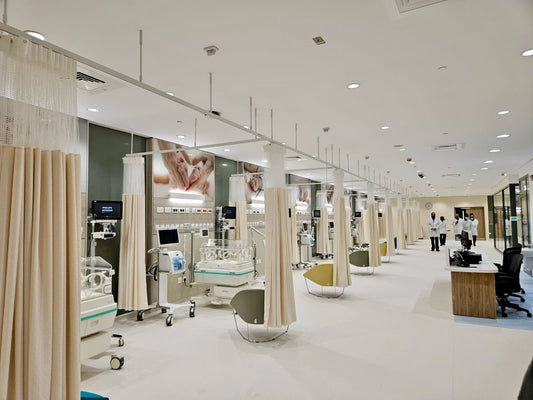 Modern hospital ward with patient rooms and staff areas at Bin Faqeeh Hospitals, designed by Atelier 21 KSA, top interior designer in Saudi Arabia – جناح مستشفى عصري يحتوي على غرف مرضى ومناطق مخصصة للطاقم الطبي في مستشفيات بن فقيه من تصميم مفن الرسام، أفضل مصمم داخلي في السعودية 1