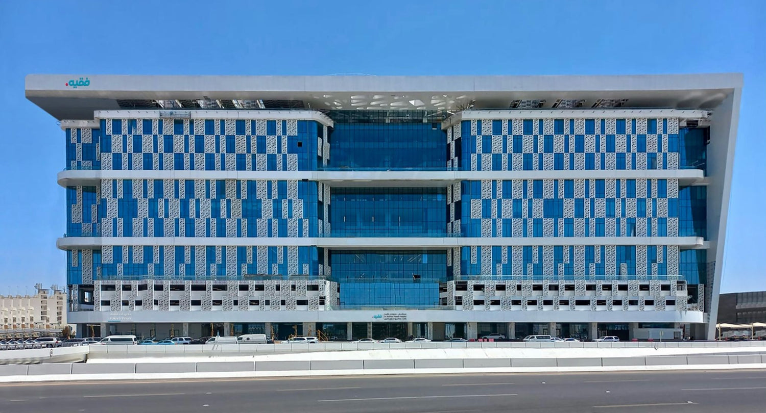 Bin Faqeeh Hospitals building with a modern patterned glass facade in Riyadh, designed by Atelier 21 KSA, top interior designer in Saudi Arabia – مبنى مستشفيات بن فقيه بواجهة زجاجية عصرية مزخرفة في الرياض من تصميم مفن الرسام، أفضل مصمم داخلي في السعودية