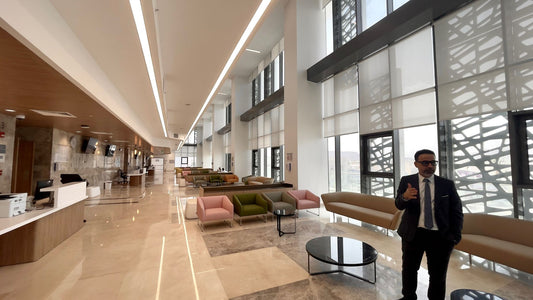 Modern Hospital with a glass wall, designed by Atelier 21 KSA, top interior designer in Saudi Arabia – بهو مستشفى عصري بجانب جدار زجاجي من تصميم مفن الرسام، أفضل مصمم داخلي في السعودية 2