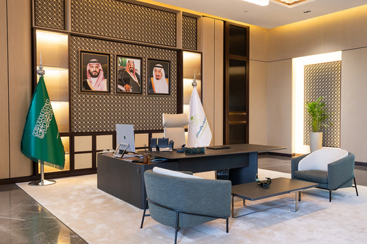Modern executive office with Saudi flags, portraits of leaders, contemporary furniture and Arabic patterned wall panels, designed by Atelier 21 KSA, top interior designer in Saudi Arabia – مكتب تنفيذي عصري يحتوي على أعلام السعودية، صور القادة، أثاث مكتبي حديث، وجدران بزخارف عربية من تصميم مفن الرسام، أفضل مصمم داخلي في السعودية 1