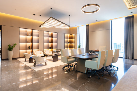 Modern executive office with conference table, cream office chairs, lounge seating area, and decorative shelving by Atelier 21 KSA, top interior designer in Saudi Arabia – مكتب تنفيذي عصري يحتوي على طاولة اجتماعات، كراسي مكتبية كريمية، منطقة جلوس، ورفوف ديكورية من تصميم مفن الرسام، أفضل مصمم داخلي في السعودية 4