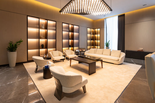 Modern living room with stylish furniture and decor by Atelier 21 KSA, top interior designer in Saudi Arabia – غرفة معيشة عصرية تحتوي على أثاث أنيق وديكور راقٍ من تصميم مفن الرسام، أفضل مصمم داخلي في السعودية 2