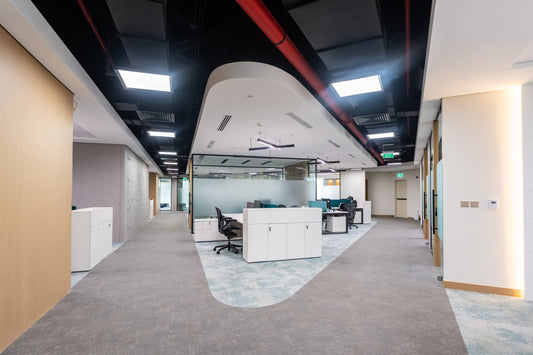 Spacious modern office layout with ergonomic workstations, modular desks, and glass-partitioned meeting areas by Atelier 21 KSA, premier office furniture supplier and interior design expert in Saudi Arabia – تصميم مكتبي عصري واسع يشمل محطات عمل مريحة، مكاتب مرنة، وغرف اجتماعات بزجاج شفاف من تنفيذ مفن الرسام، أفضل مورّد أثاث مكتبي ومصمم داخلي في السعودية 24