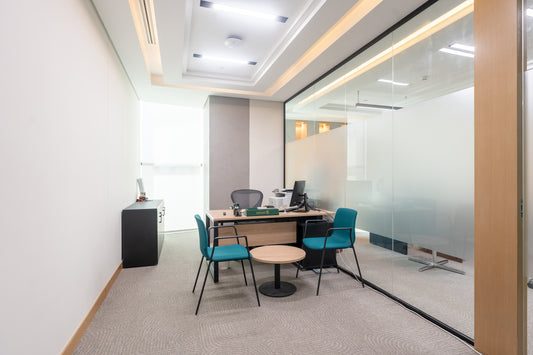 Minimalist private office with glass partition, executive desk, ergonomic chair, and guest seating – part of Atelier 21 KSA’s design for the Ministry of Municipal and Rural Affairs and Housing workspace – مكتب خاص بتصميم بسيط مع فاصل زجاجي، مكتب تنفيذي، كرسي مريح، ومقاعد للزوار – من تصميم مفن الرسام لمساحات العمل الحديثة بوزارة الشؤون البلدية والإسكان 28