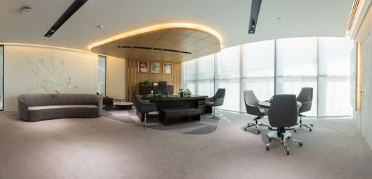 Modern executive office with curved ceiling design, meeting area, velvet sofa, and Saudi leadership portraits by Atelier 21 KSA, top interior designer in Saudi Arabia – مكتب تنفيذي عصري بتصميم سقف منحني، منطقة اجتماعات، كنبة مخملية، وصور قيادات المملكة من تصميم مفن الرسام، أفضل مصمم داخلي في السعودية 17