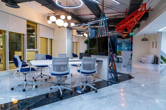 Open collaboration area with modern white desks, ergonomic chairs, and large display screen—designed for agile meetings and team interaction, part of Kimera interior design by Atelier 21, a top fit-out firm in Saudi Arabia.
مساحة عمل مفتوحة تضم طاولة اجتماعات عصرية، كراسي مريحة، وشاشة عرض كبيرة – مصممة للاجتماعات التعاونية والعمل الجماعي – من تصميم مشروع كيميرا الداخلي بواسطة مفن الرسام، أفضل شركة تنفيذ داخلي في السعودية. 22