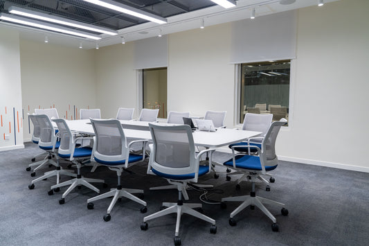 Modern meeting room with a sleek rectangular white table and ergonomic mesh chairs in blue and white—designed for comfort and productivity in executive settings, by Atelier 21 Saudi Arabia, leading interior fit-out company in KSA.
غرفة اجتماعات عصرية تحتوي على طاولة بيضاء مستطيلة وكراسي شبكية مريحة باللونين الأزرق والأبيض – تصميم يعزز الراحة والإنتاجية – من تنفيذ مفن الرسام، أفضل شركة تصميم داخلي وتنفيذ مشاريع في السعودية. 20