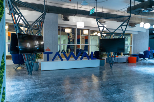 Tawal lobby with custom structural branding, modern lighting, and lounge seating, designed to reflect innovation and technology—delivered by Atelier 21, Top Interior Fit-out Company in Saudi Arabia and Riyadh.
اللوبي الرئيسي لشركة تــوال بتصميم هندسي مميز يعكس هوية العلامة، مع إضاءة حديثة ومنطقة جلوس عصرية – تنفيذ أتيليه 21، أفضل شركة تصميم داخلي وتنفيذ تشطيبات في السعودية والرياض. 1