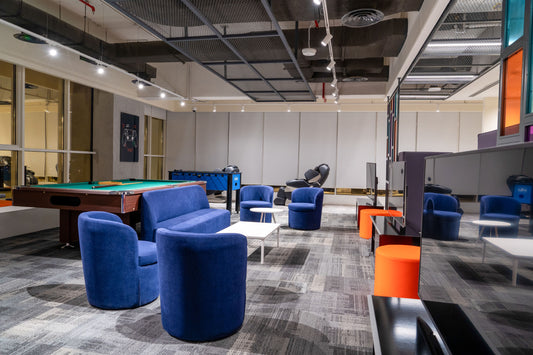 Modern recreation area with pool table, foosball, PlayStation zone, massage chairs, and cozy blue lounge seating—designed to foster relaxation and team bonding in a corporate environment. Designed and executed by Atelier 21, leading fit-out company in KSA.
منطقة ترفيه عصرية تضم طاولة بلياردو، كرة قدم طاولة، أجهزة بلايستيشن، كراسي مساج، ومقاعد استراحة زرقاء مريحة – لتعزيز الراحة وروح الفريق في بيئة العمل – من تنفيذ مفن الرسام، أفضل شركة تنفيذ داخلي في السعودية. 13