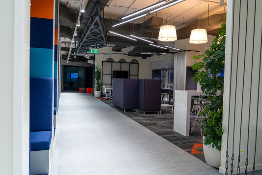 Modern hallway space featuring acoustic booths, hanging lights, and collaborative workstations—enhanced with biophilic design and smart layout for hybrid work culture. Delivered by Atelier 21, top interior fit-out company in Riyadh.
ممر عصري يضم كبائن عازلة للصوت، إضاءة معلقة، ومساحات عمل مشتركة – تصميم ذكي يعزز بيئة العمل الهجينة ويُضفي لمسة طبيعية خضراء – من تنفيذ مفن الرسام، أفضل شركة تصميم داخلي وتنفيذ في الرياض والسعودية. 14