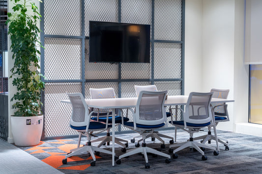 Modern meeting zone with a clean white table, six mesh chairs in white and blue, geometric carpet, and wall-mounted screen—ideal for creative offices. Designed by Atelier 21, top interior fit-out company in Saudi Arabia and Riyadh.
منطقة اجتماعات عصرية تضم طاولة بيضاء وستة كراسي شبكية بلون أبيض وأزرق، وسجادة بأشكال هندسية، وشاشة معلقة على الحائط – مثالية للمكاتب الإبداعية. من تنفيذ أتيليه 21، أفضل شركة تصميم داخلي في السعودية والرياض. 17