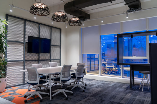 Modern meeting zone with ergonomic task chairs, suspended lighting, and a smart screen—ideal for team huddles and agile work. Industrial mesh partitions and geometric flooring add depth. Executed by Atelier 21, top fit-out company in KSA.
مساحة اجتماعات عصرية مزودة بكراسي مريحة، إضاءة معلقة، وشاشة ذكية – تصميم عملي لدعم الاجتماعات السريعة والعمل المرن – تفاصيل صناعية وأرضية هندسية – من تنفيذ مفن الرسام، شركة التصميم الداخلي الرائدة في السعودية. 15