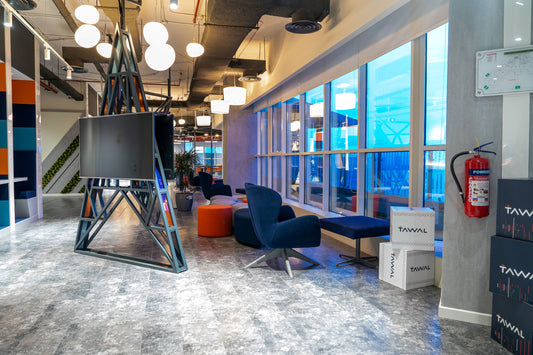 Tawal office lounge in Riyadh with stylish casual seating, colorful poufs, modern lighting, and full-height windows offering daylight views. Space designed to promote relaxation and informal meetings. Executed by Atelier 21, leading fit-out firm in Saudi Arabia.
ردهة مكاتب تــوال في الرياض، بمقاعد مريحة، بوفات ملونة، إنارة عصرية، ونوافذ بانورامية بإطلالة مشرقة. تصميم يعزز الراحة والتفاعل غير الرسمي – تنفيذ مفن الرسام، أفضل شركة تصميم داخلي وتنفيذ في السعودية. 10