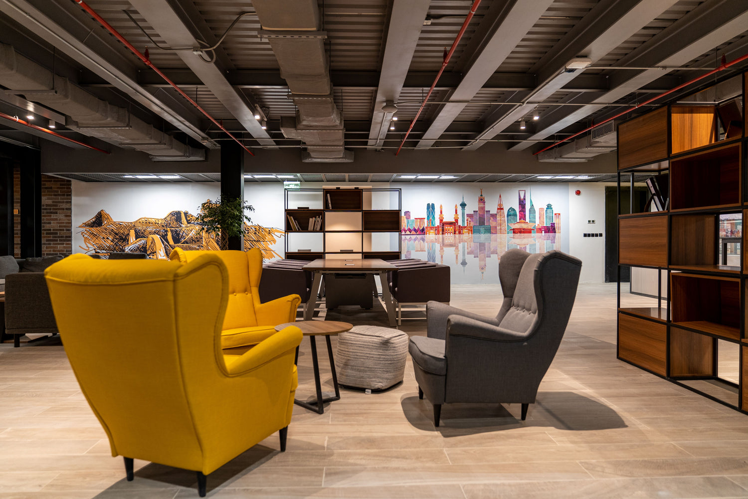 Misk Foundation project in Riyadh features a creative workspace with Kastel and Profim lounge seating, colorful wall art, and modern shelving, creating a youthful, functional environment. تصميم مؤسسة مسك في الرياض يجمع بين الأثاث العصري من كاستل وبروفيم، ووحدات تخزين أنيقة، وجدارية فنية ملونة، تعكس بيئة عمل ملهمة ومبتكرة تعزز التفاعل والإنتاجية ضمن رؤية شبابية عالمية.