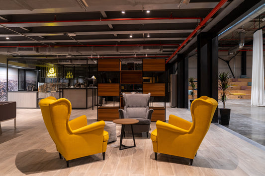 The Misk Foundation project in Riyadh blends modern lounge design with vibrant yellow and grey seating, wood finish flooring, and a stylish café zone. Elegant open shelving separates spaces, enhancing flow and flexibility. مشروع مؤسسة مسك في الرياض يجمع بين تصميم عصري وصالة مريحة بألوان جريئة، مع أرضية خشبية أنيقة ومنطقة مقهى حديثة، إضافة إلى وحدة فصل مبتكرة تعزز الانسيابية والمرونة في المساحة. 1