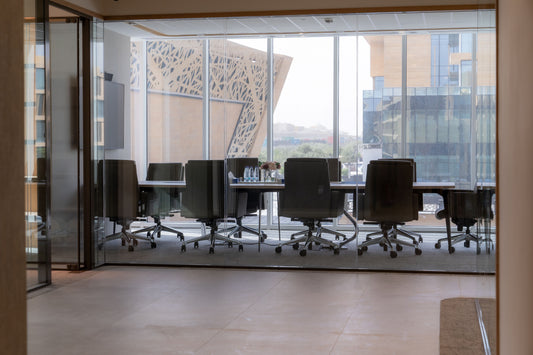 Glass-walled executive boardroom at Azm Saudi Project in Riyadh, featuring premium office chairs, large conference table, and city views. Designed by a Top Office Designer in Saudi Arabia and furnished by a Top Office Furniture Supplier in Riyadh, the space reflects luxury and professionalism. قاعة اجتماعات فاخرة في مشروع عزم السعودية من عمل أفضل مصمم مكاتب في الرياض وتشطيب من أفضل شركة تنفيذ تشطيبات داخلية في السعودية. 10