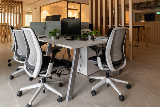 Contemporary collaborative workspace at Azm Saudi Project, featuring ergonomic office chairs, modern desks, and greenery accents for a healthy environment. Designed by a Top Office Designer in Riyadh and furnished by a Top Office Furniture Supplier in Saudi Arabia, the setup enhances teamwork and productivity. مساحة عمل مشتركة عصرية في مشروع عزم السعودية من عمل أفضل مصمم مكاتب في السعودية مع أثاث من أفضل مورد أثاث مكتبي في الرياض. 3