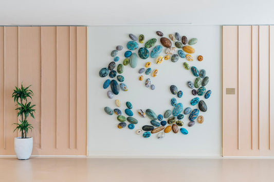 Elegant wall art installation at AlMoosa Tower, designed and executed by Atelier 21 KSA | مفن الرسام, أفضل مصمم داخلي في السعودية. This bespoke interior element reflects our position as the Top Interior Designer in Riyadh and أفضل شركة تنفيذ تشطيبات داخلية في السعودية. With clean finishes and artistic integration, it highlights our excellence as Top Office Designer and Furniture Supplier in Saudi Arabia. 3