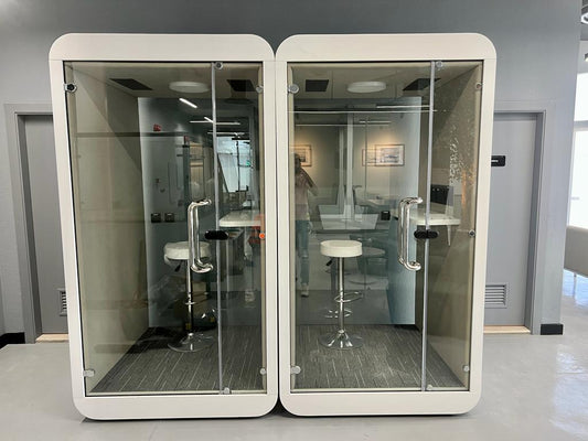 Soundproof phone booths at GDC, one of the PIF companies, featuring acoustic glass panels, modern bar stools, and ventilation systems – installed by Atelier 21 KSA, Top Interior Designer and Office Furniture Supplier in Saudi Arabia and Riyadh. كبائن عازلة للصوت في مشروع GDC إحدى شركات صندوق الاستثمارات العامة، تضم زجاجاً صوتياً وكراسي مرتفعة وتصميماً حديثاً، من تنفيذ مفن الرسام، مما يعكس تميزه كأفضل مصمم داخلي ومورد أثاث ومصمم مكاتب في السعودية والرياض. 4