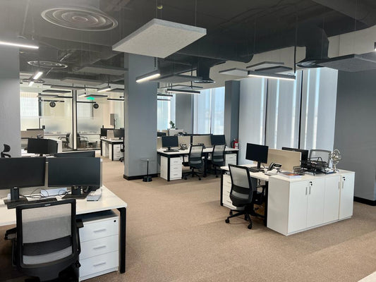 Spacious open office layout at GDC, one of the PIF companies, featuring ergonomic workstations, neutral tones, and suspended acoustic panels – delivered by Atelier 21 KSA, Top Interior Designer and Office Furniture Supplier in Saudi Arabia and Riyadh. تصميم مكتب مفتوح واسع في مشروع GDC إحدى شركات صندوق الاستثمارات العامة، يضم محطات عمل مريحة وألواناً هادئة وسقفاً معلقاً معالجاً صوتياً من تنفيذ مفن الرسام، كأفضل مصمم داخلي ومورد أثاث ومصمم مكاتب في السعودية والرياض. 6