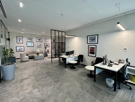 Reception and open workspace at GDC, one of the PIF companies, designed with lounge seating, executive desks, and wall-mounted aviation-themed art – executed by Atelier 21 KSA, Top Interior Designer and Furniture Supplier in Saudi Arabia and Riyadh. منطقة استقبال ومساحة عمل مفتوحة في مشروع GDC إحدى شركات صندوق الاستثمارات العامة، تضم جلسات مريحة ومكاتب تنفيذية ولوحات فنية بطابع الطيران من تنفيذ مفن الرسام، كأفضل مصمم داخلي ومورد أثاث ومصمم مكاتب في السعودية والرياض. 13