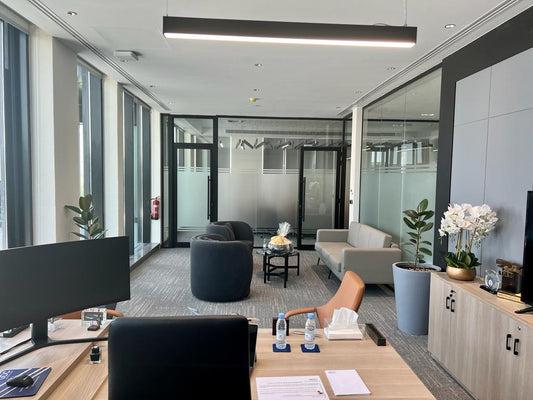 Executive office at GDC, one of the PIF companies, designed with floor-to-ceiling windows, comfortable guest seating, modern storage, and meeting-ready desk space – executed by Atelier 21 KSA, Top Interior Designer and Furniture Supplier in Saudi Arabia and Riyadh. مكتب تنفيذي في مشروع GDC إحدى شركات صندوق الاستثمارات العامة، يضم نوافذ بانورامية ومقاعد ضيافة مريحة ووحدات تخزين حديثة من تنفيذ مفن الرسام، كأفضل مصمم داخلي ومورد أثاث ومصمم مكاتب في السعودية والرياض. 18