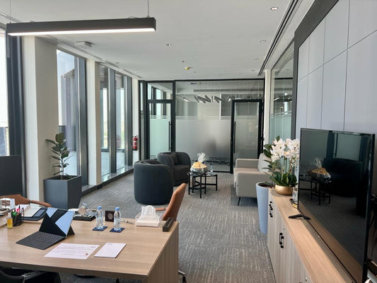 Executive office at GDC, one of the PIF companies, designed with floor-to-ceiling windows, comfortable guest seating, modern storage, and meeting-ready desk space – executed by Atelier 21 KSA, Top Interior Designer and Furniture Supplier in Saudi Arabia and Riyadh. مكتب تنفيذي في مشروع GDC إحدى شركات صندوق الاستثمارات العامة، يضم نوافذ بانورامية ومقاعد ضيافة مريحة ووحدات تخزين حديثة من تنفيذ مفن الرسام، كأفضل مصمم داخلي ومورد أثاث ومصمم مكاتب في السعودية والرياض. 15
