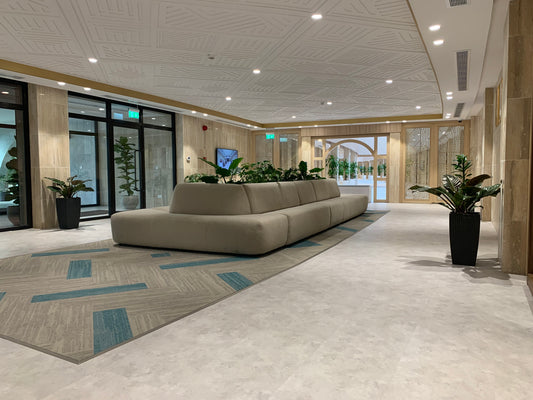 Spacious reception lounge with custom modular seating and patterned ceiling at The Saudi Irrigation Organization – delivered by Atelier 21 KSA, Top Interior Designer, Office Designer, Furniture Supplier, and Fit-out Company in Saudi Arabia and Riyadh. ردهة استقبال واسعة بمقاعد مخصصة وسقف بنقوش هندسية من تنفيذ مفن الرسام، أفضل مصمم داخلي، ومصمم مكاتب، ومورد أثاث، وشركة تنفيذ تشطيبات في السعودية والرياض. 5