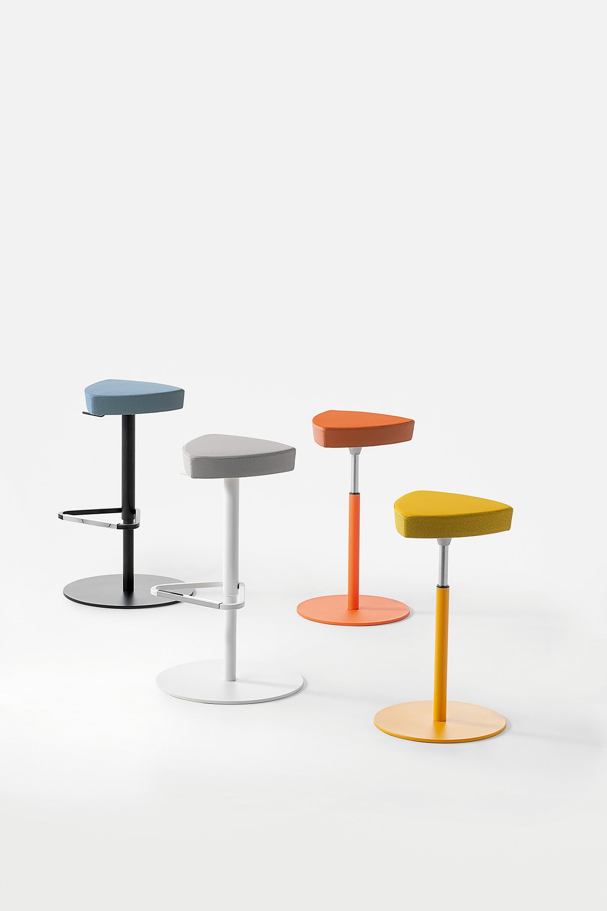 Kensho stool by Kastel Italy modern, multi-purpose stool with a curved triangular seat and bold design, ideal for breakout areas, lounges, and collaborative spaces – available from Atelier 21 KSA, Top Interior Designer, Furniture Supplier, and Fit-out Company in Saudi Arabia and Riyadh.
كرسي Kensho من كاستل إيطاليا – مقعد عصري متعدد الاستخدامات بمقعد مثلث منحني وتصميم جريء، مثالي لمساحات الاستراحة والعمل الجماعي مقدم من مفن الرسام، أفضل مصمم داخلي، ومورد أثاث، وشركة تنفيذ تشطيبات داخلية في السعودية والرياض