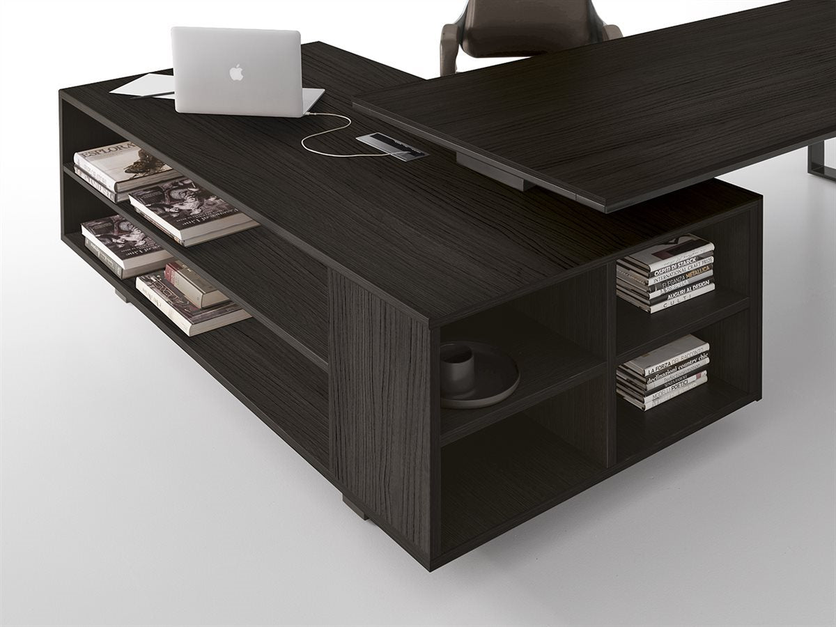 Planeta Executive Desk by DVO Italy – elegant Italian design with clean lines, refined materials, and built-in storage – perfect for executive and leadership offices – available through Atelier 21 KSA, Top Interior Fit-out Company in Saudi Arabia and Riyadh. مكتب بلانيتا التنفيذي من DVO إيطاليا – تصميم أنيق بخامات راقية وتخزين مدمج، مثالي للمكاتب الإدارية – مقدم من مفن الرسام، أفضل شركة تصميم داخلي وتنفيذ تشطيبات مكتبية في السعودية والرياض.