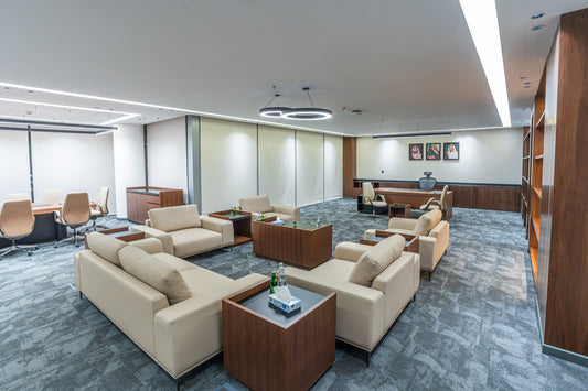 Modern office lounge with beige sofas, wooden tables, and decorative elements by Atelier 21 KSA, top furniture supplier in Riyadh – صالة مكتب عصرية تحتوي على كنبات بيج، طاولات خشبية، وعناصر ديكور من مفن الرسام، أفضل مورّد أثاث مكتبي في الرياض 2