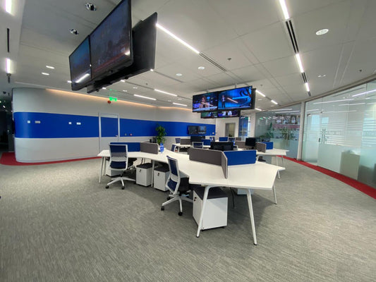 Open newsroom space at Sky News Arabia in Riyadh, designed and furnished by Atelier 21 KSA | مفن الرسام, demonstrating the expertise of the أفضل مصمم مكاتب في السعودية and Top Office Designer in Riyadh. This high-performance media workspace reflects our role as أفضل مورد أثاث مكتبي في الرياض and Top Furniture Supplier in Saudi Arabia, integrating modern aesthetics with functionality by أفضل شركة تنفيذ تشطيبات داخلية في الرياض. 3
