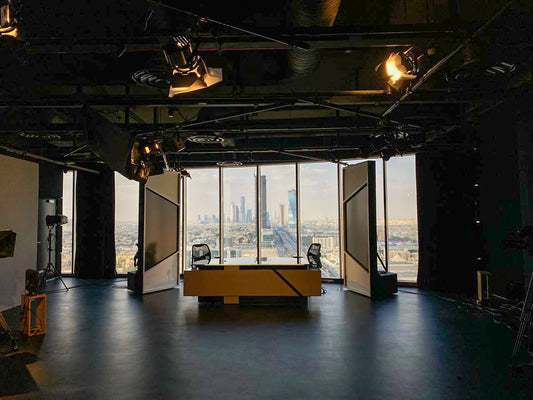 Broadcast studio at Sky News Arabia in Riyadh featuring panoramic views of the Riyadh skyline. Designed and executed by Atelier 21 KSA | مفن الرسام, this space reflects the excellence of أفضل مصمم داخلي في الرياض and Top Interior Designer in Saudi Arabia. As أفضل مورد أثاث مكتبي في السعودية and Top Office Furniture Supplier in Riyadh, we delivered a modern, functional setup, affirming our role as أفضل شركة تنفيذ تشطيبات داخلية في الرياض. 5