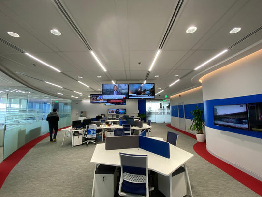 Sky News Arabia office space in Riyadh, showcasing a vibrant newsroom designed by Atelier 21 KSA | مفن الرسام. This modern workspace highlights the expertise of the أفضل مصمم داخلي في السعودية and Top Interior Designer in Riyadh. As أفضل مورد أثاث مكتبي في الرياض and a Top Office Furniture Supplier in Saudi Arabia, we provided a tailored interior fit-out that reflects efficiency and creativity, confirming our role as أفضل شركة تنفيذ تشطيبات داخلية في الرياض. 6