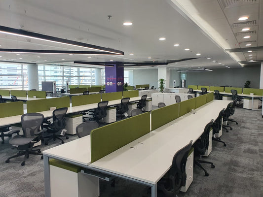 STC NOC open office space in Riyadh, designed and furnished by Atelier 21 KSA مفن الرسام. Modern workstations with green panels and ergonomic chairs enhance productivity and reflect أفضل مصمم مكاتب في الرياض وأفضل مورد أثاث مكتبي في السعودية. تنفيذ احترافي من أفضل شركة تنفيذ تشطيبات داخلية في السعودية لتقديم بيئة عمل متكاملة تدعم فرق العمل التقنية في STC. 5