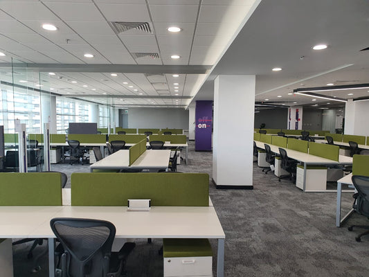 STC NOC open office space in Riyadh, designed and furnished by Atelier 21 KSA مفن الرسام. Modern workstations with green panels and ergonomic chairs enhance productivity and reflect أفضل مصمم مكاتب في الرياض وأفضل مورد أثاث مكتبي في السعودية. تنفيذ احترافي من أفضل شركة تنفيذ تشطيبات داخلية في السعودية لتقديم بيئة عمل متكاملة تدعم فرق العمل التقنية في STC. 4
