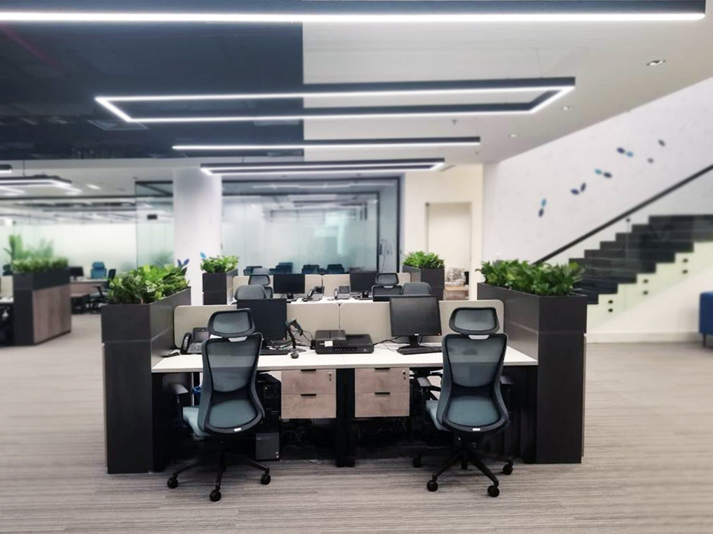 Modern open-plan office at Saudi Development Bank in Riyadh, featuring ergonomic chairs, modular desks, and biophilic elements. Executed by the Top Furniture Supplier in Riyadh, with a layout by the Top Interior Designer in Riyadh, the space blends functionality with aesthetics.
مساحة عمل عصرية في بنك التنمية السعودي بالرياض، تضم مكاتب عمل مرنة وكراسي مريحة، من تنفيذ أفضل شركة أثاث مكتبي في الرياض وتصميم أفضل مصمم داخلي في الرياض، بتنفيذ مفن الرسام، لتعكس بيئة عمل مثالية تجمع بين الراحة والإبداع.
