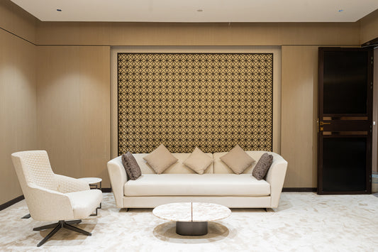 Modern office lounge with cream sofa, accent chair, round marble coffee table, and geometric wall panel by Atelier 21 KSA, top interior designer in Saudi Arabia – صالة مكتب عصرية تحتوي على كنبة كريمية، كرسي مميز، طاولة قهوة دائرية من الرخام، ولوحة جدارية هندسية من تصميم مفن الرسام، أفضل مصمم داخلي في السعودية 12
