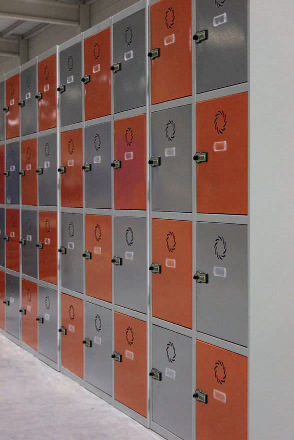 Colorful metal locker storage units with secure locking system, ideal for office, gym, or industrial spaces – Atelier 21 KSA, top office furniture supplier in Saudi Arabia.
خزائن معدنية ملونة بنظام قفل آمن، مثالية للمكاتب أو الصالات الرياضية أو المساحات الصناعية – مفن الرسام، أفضل مورد لأثاث المكاتب في السعودية.